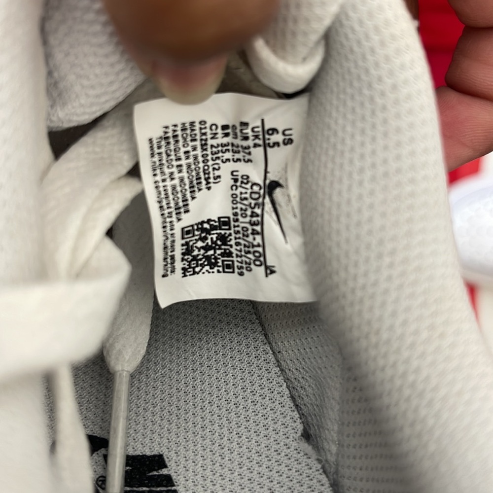 Never been worn Nike shoes - Picture 3 of 3